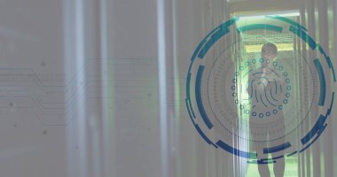 Sunucu odasında tablet kullanan beyaz kadın mühendis üzerinde parmak izi tarayıcısı resmi. Siber güvenlik ve iş veri depolama teknolojisi kavramı