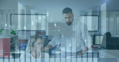 Ofisteki çeşitli iş adamlarıyla ilgili finansal veri işleme resmi. küresel iş, finans ve dijital arayüz kavramı, dijital olarak oluşturulmuş görüntü.