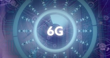 Bilgisayar sunucuları üzerinden 6G metin ve veri işleme resmi. Küresel bağlantılar, hesaplama, dijital arayüz ve veri işleme kavramı, dijital olarak oluşturulmuş resim.