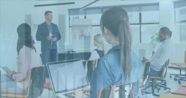 Beyaz iş adamının ofisinde sunum yapmasıyla ilgili istatistiksel veri işleme. İş verileri ve analitik teknoloji kavramı