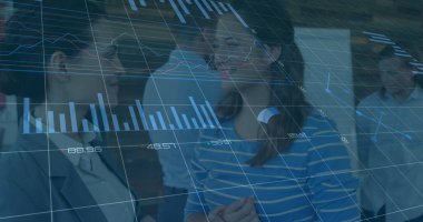 İstatistiksel veri işleme görüntüsü. İki farklı iş kadını ofiste tartışıyor. İş veri teknolojisi kavramı