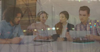 Mali grafiklerin ve çeşitli iş adamlarının ofiste konuştuğu verilerin görüntüsü. küresel iş, finans, ekonomi ve teknoloji kavramı, dijital olarak üretilen imaj.