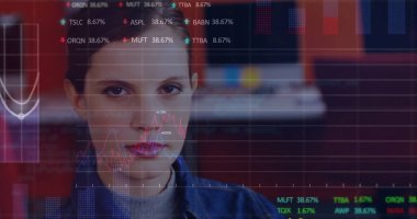 Kafkas iş kadınının ofisindeki finansal veri işleme görüntüsü. Küresel iş, finans, bilgisayar ve dijital arayüz kavramı, dijital olarak oluşturulmuş görüntü.