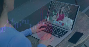 İnternetteki güvenlik görüntüsü beyaz iş kadınının bilgisayardaki görüntüsü. Küresel iş bağlantıları dijital arayüz ve teknoloji konsepti, dijital olarak oluşturulmuş görüntü.