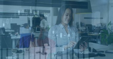 Çeşitli iş adamları üzerinde finansal veri işleme görüntüsü. Küresel iş, bilgisayar ve dijital arayüz kavramı, dijital olarak oluşturulmuş resim.