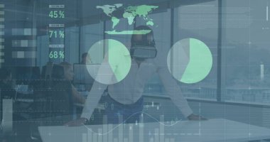 Kafkas iş adamının ofisindeki video kulaklıkla veri işleme görüntüsü. Küresel iş, bilgisayar ve dijital arayüz kavramı, dijital olarak oluşturulmuş resim.