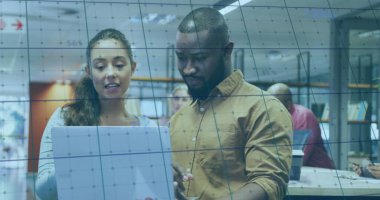 Ofisteki çeşitli iş adamlarının veri işleme görüntüsü. Küresel iş ve dijital arayüz kavramı, dijital olarak oluşturulmuş görüntü.