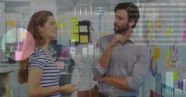 Kafkasyalı iş adamlarının konuştuğu veri işleme görüntüsü. küresel iş ve dijital arayüz kavramı, dijital olarak oluşturulmuş görüntü.