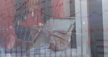 Tablet kullanan bir kadının orta kesiminde istatistiksel ve borsa veri işleme resmi. Küresel ekonomi ve iş veri teknolojisi kavramı