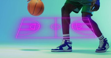 Afro-Amerikan erkek basketbolcu üzerinden pembe basketbol sahası görüntüsü. Spor, rekabet, yetenek, dijital arayüz, veri ve dijital olarak oluşturulan iletişim.