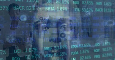 Beyaz kadın yüzü ve işadamları üzerindeki mali verilerin görüntüsü. Küresel iş, finans, ekonomi ve teknoloji kavramı, dijital olarak üretilen imaj.