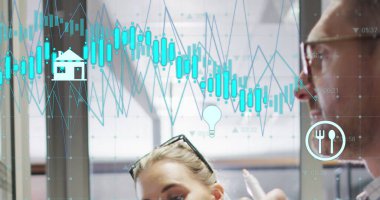 Çoklu grafikler, değişen sayılar, ikonlar, kafkasyalı iş arkadaşları fikirleri paylaşıyor. Dijital bileşik, çoklu pozlama, rapor, iş, büyüme, planlama, tıbbi ve takım çalışması kavramı.