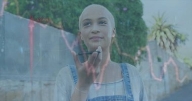 Akıllı telefondaki çift ırklı kadın üzerinden kırmızı çizgi finansal veri işleme görüntüsü. Küresel hesaplama, dijital arayüz ve veri işleme kavramı, dijital olarak oluşturulmuş resim.