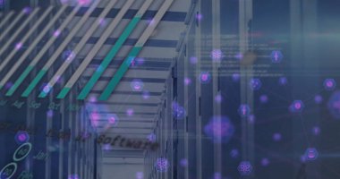 Sunucu odasındaki verilerin işlendiği dünya ve grafiklerin resmi. Bağlantı, veri, küresel iletişim ve dijital arayüz oluşturulmuş resim.