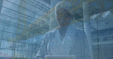 Vinç, elinde tabletle iki ırklı kadın iş kadınının üzerinde. işletme, finans, ekonomi ve teknoloji kavramı, dijital olarak üretilen imaj.