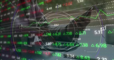 Bir kafede tablet kullanarak işadamının orta kesiminde borsa veri işleme görüntüsü. Küresel ekonomi ve iş veri teknolojisi kavramı