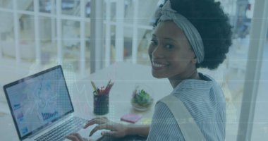 Ofisteki iki ırklı iş kadınının mali veri işleme görüntüsü. Küresel iş, finans, hesaplama ve veri işleme kavramı, dijital olarak oluşturulmuş resim.