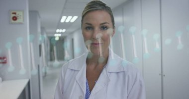 Kameraya bakan beyaz kadın doktorun üzerindeki DNA zincirinin görüntüsü. sağlık, tıp ve teknoloji kavramı, dijital olarak üretilen görüntü.