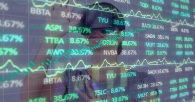 VR kulaklıklı beyaz kadın üzerinden finansal verilerin görüntüsü. Finans, ekonomi ve teknoloji kavramı, dijital olarak oluşturulmuş görüntü.