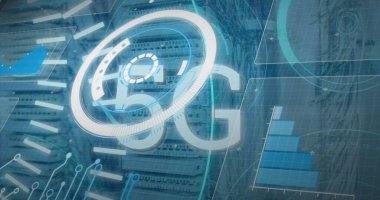 Sunucu rafından 5G metin, radar, daireler, çubuk grafik ve programlama dili görüntüsü. Dijital bileşik, çoklu pozlama, iletişim, ağ oluşturma, teknoloji ve ağ sunucu kavramı.