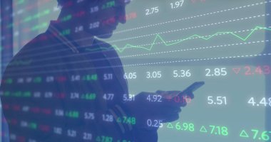 Akıllı telefon kullanarak iş adamının mali veri işleme görüntüsü. Küresel iş, finans, hesaplama ve veri işleme kavramı, dijital olarak oluşturulmuş resim.