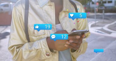 Akıllı telefon kullanan Afro-Amerikan bir kadının ellerinde sosyal medya tepkisi. Sosyal medya, ağ, iletişim ve teknoloji konsepti, dijital olarak oluşturulmuş görüntü.