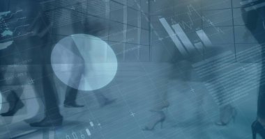 Ofiste yürüyen çeşitli iş adamlarının bacaklarıyla zaman aşımına uğramış finansal grafikler. işletme, finans, ekonomi ve teknoloji kavramı, dijital olarak üretilen imaj.