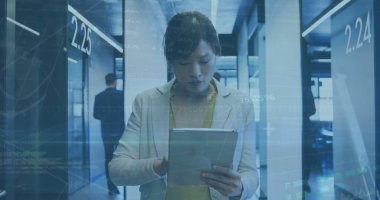 Ofiste tablet kullanan Asyalı iş kadınının veri işleme görüntüsü. küresel iş, bilgisayar ve dijital arayüz kavramı, dijital olarak oluşturulmuş resim.