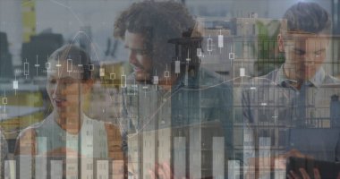 Ofiste konuşan çeşitli iş adamları üzerinde finansal grafikler, veriler ve şehir manzarası. küresel iş, finans, ekonomi ve teknoloji kavramı, dijital olarak üretilen imaj.