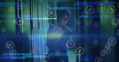 Sunucu odasında çalışan beyaz kadın teknisyen üzerinde yüzen medya simgeleri. Bağlantı, veri, küresel iletişim ve dijital arayüz teknolojisi dijital olarak oluşturuldu.