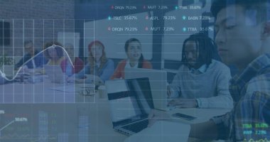 Çeşitli meslektaşların ofiste toplantı yapmaları üzerine borsa veri işleme görüntüsü. Küresel ekonomi ve iş teknolojisi kavramı