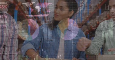 Bağış kutusunu açan erkek ve kadın gönüllülerin veri işleme görüntüleri. Gönüllü olma ve bağış konsepti