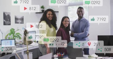 Çeşitli iş arkadaşları kameraya bakarken gülümserken birden fazla uyarı çubuğunun görüntüsü. Dijital bileşim, çoklu pozlama, iş, sosyal medya anımsatıcı ve teknoloji kavramı.