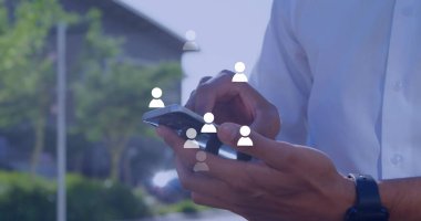 Beyaz adamın akıllı telefon kullanması üzerine sosyal medya tepkisi görüntüsü. Sosyal medya, ağ, iletişim ve teknoloji konsepti, dijital olarak oluşturulmuş görüntü.