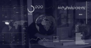 Ofiste dizüstü bilgisayar kullanan bir adama karşı dönen küre ve veri işleme arayüzünün görüntüsü. Bilgisayar arayüzü ve iş veri teknolojisi kavramı