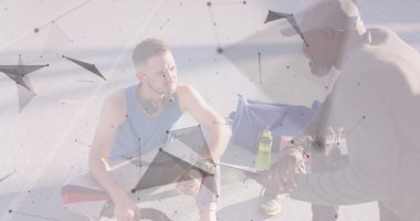 Afrika kökenli Amerikalı eğitmenin üzerinde geometrik şekiller ve koşu bıçağı olan beyaz bir erkek. Spor stadyumunda profesyonel atlet eğitimi.