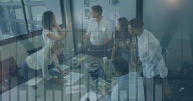 Çeşitli iş adamları ve şehirlerde finansal veri işleme görüntüsü. İş finans ve dağıtım hizmetleri konsepti, dijital olarak oluşturulmuş görüntü.