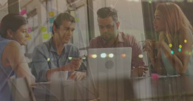 Mali grafiklerin ve çeşitli iş adamlarının ofiste konuştuğu verilerin görüntüsü. küresel iş, finans, ekonomi ve teknoloji kavramı, dijital olarak üretilen imaj.