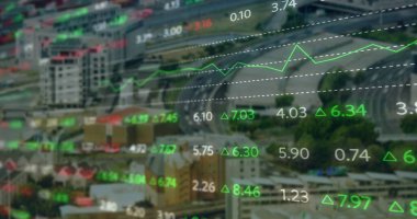 Şehir manzarası üzerinde finansal veri işleme resmi. Küresel iş, finans, bağlantılar, hesaplama ve veri işleme kavramı, dijital olarak oluşturulmuş resim.