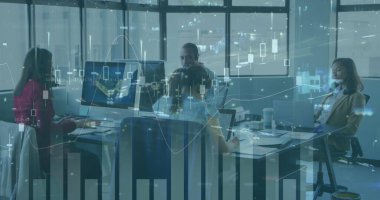 Ofisteki ve şehirdeki çeşitli iş adamlarının finansal veri işleme görüntüsü. küresel iş, finans ve dijital arayüz kavramı, dijital olarak oluşturulmuş görüntü.