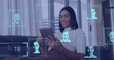 Tablet kullanan melez bir kadının üzerindeki biyometrik simgeler. Küresel sosyal medya ve veri işleme kavramı, dijital olarak oluşturulmuş resim.