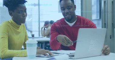 Bilgisayarı kullanan iş adamlarının istatistik ve veri işleme görüntüleri. Küresel iş dünyası dijital arayüz teknolojisi ve ağ konsepti, dijital olarak oluşturulmuş görüntü.