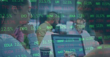 Ofiste dizüstü bilgisayarla tartışan iki farklı kadının borsada veri işleme görüntüsü. Küresel ekonomi ve iş teknolojisi kavramı