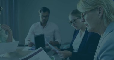 Kafkasyalı anne, kız ve çift ırklı damat birlikte çalışıyorlar. Belgeleri inceliyorlar ve ofiste dizüstü bilgisayar kullanıyorlar.