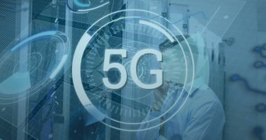 5G metin, veri tabanı, radarlar, sunucu deposuna bakan Kafkas teknisyeninin resmi. Dijital bileşik, çoklu pozlama, iletişim, ağ oluşturma, teknoloji, düşünme, ağ sunucusu.