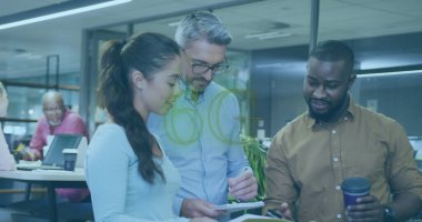 Ofiste çalışan farklı iş adamlarının 6G mesajı. Küresel iş, finans ve dijital arayüz kavramı, dijital olarak oluşturulmuş görüntü.