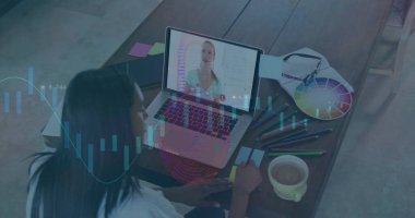 Afro-Amerikalı bir kadının bilgisayarla ofisteki iş arkadaşıyla tartışırken ki görüntüsü. Dijital bileşik, çoklu pozlama, toplantı, iş, rapor, finans ve teknoloji kavramı.