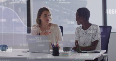 Ofisteki çeşitli iş kadınlarıyla ilgili finansal veri işleme resmi. Küresel iş, finans, hesaplama ve veri işleme kavramı, dijital olarak oluşturulmuş resim.