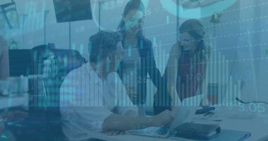 Ofiste tartışan çeşitli erkek ve kadın meslektaşlar üzerinde finansal veri işleme görüntüsü. Küresel ekonomi ve iş teknolojisi kavramı