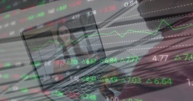 Afro-Amerikan bir adamın dizüstü bilgisayarında görüntüsü olan borsa veri işleme görüntüsü. Küresel ekonomi ve iş teknolojisi kavramı